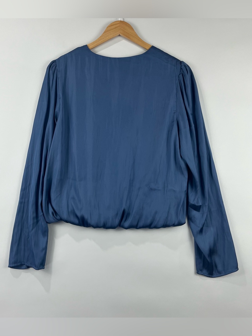 Sincerely Jules NWT L Surplice Blouson Satin Look Top - Picture 2 of 6